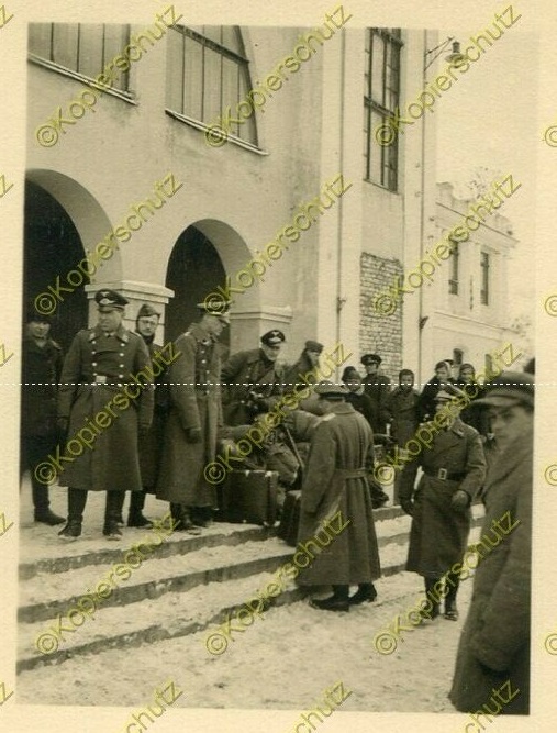 На железнодорожном вокзале   2